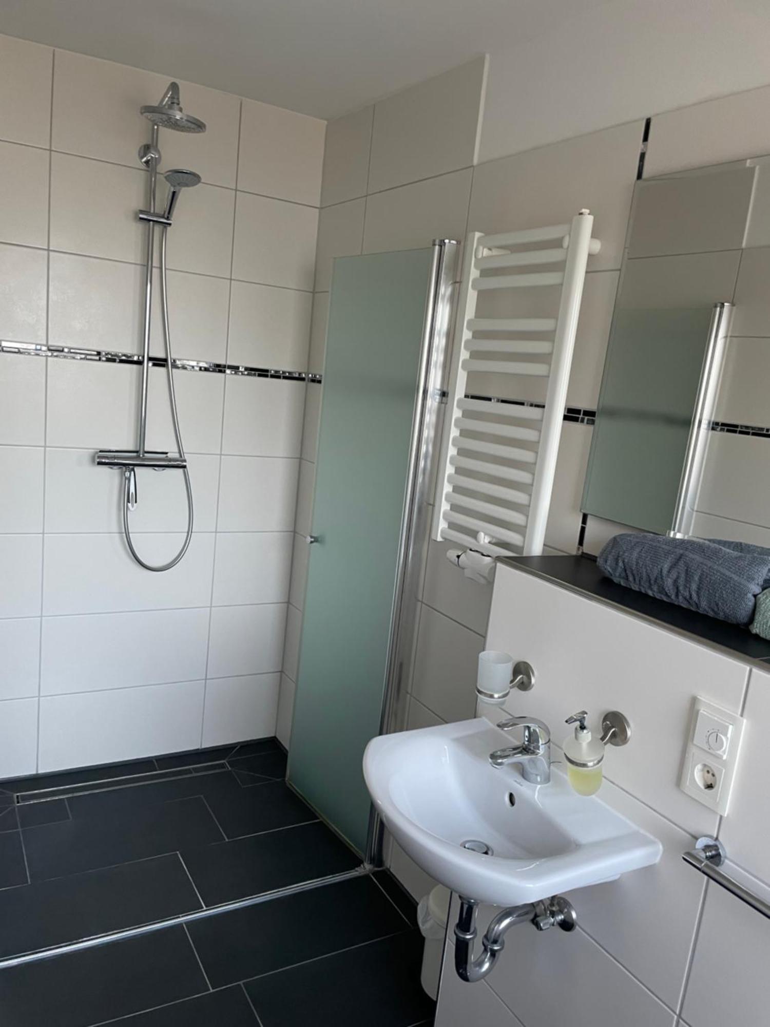 Ferienwohnung Mit Fussbodenheizung Nahe Messe, Gratis Parkplatz Und Abstellplatz E - Bike Hanovra Exterior foto
